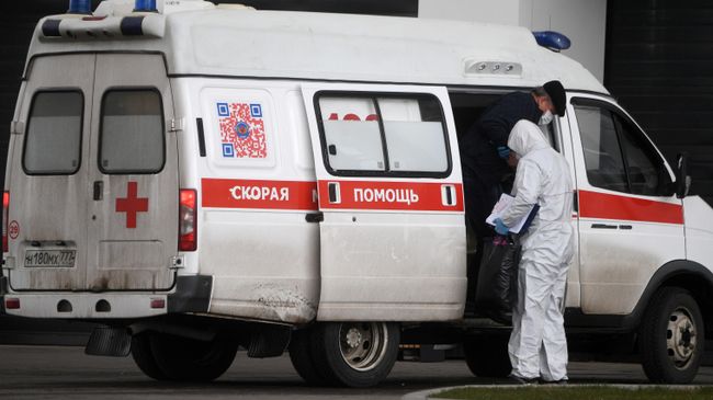 Автомобиль скорой помощи на территории Московского карантинного центра по коронавирусу в Коммунарке Автомобиль скорой помощи на территории Московского карантинного центра по коронавирусу в Коммунарке
