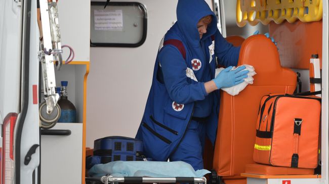 Медицинский работник в автомобиле скорой помощи на территории Московского карантинного центра по коронавирусу в Коммунарке Медицинский работник в автомобиле скорой помощи на территории Московского карантинного центра по коронавирусу в Коммунарке