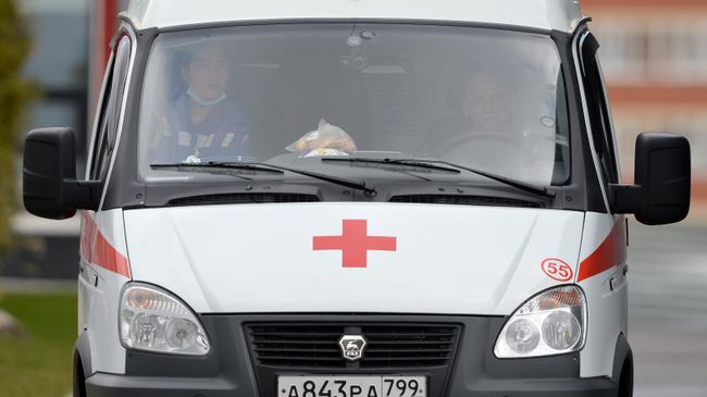 Автомобиль скорой помощи на территории Московского карантинного центра по коронавирусу в Коммунарке Автомобиль скорой помощи на территории Московского карантинного центра по коронавирусу в Коммунарке