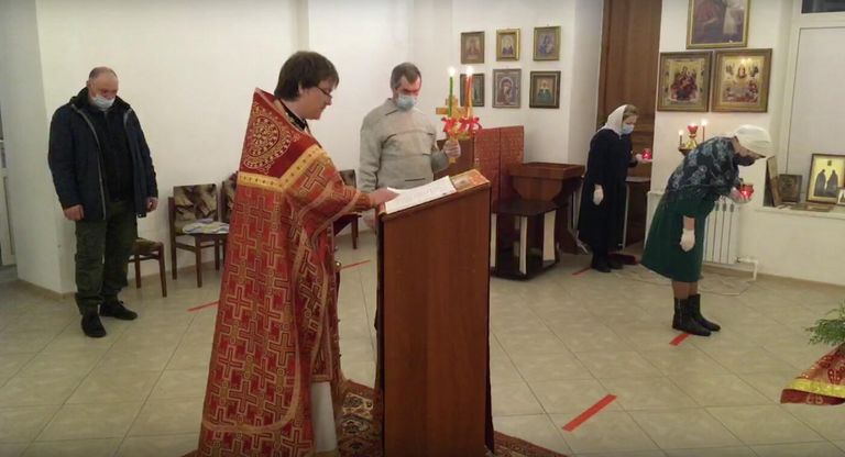 Ночная пасхальная служба в храме Царственных страстотерпцев в городе Алексин