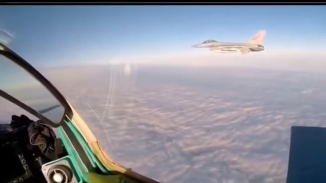 Пилот российского МиГ-31 снял на видео встречу с истребителем НАТО Пилот российского МиГ-31 снял на видео встречу с истребителем НАТО
