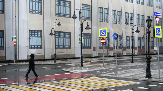 Пешеход на Пятницкой улице в Москве Пешеход на Пятницкой улице в Москве