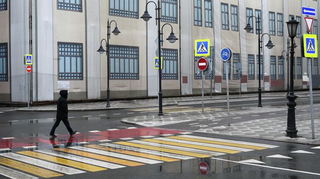 Пешеход на Пятницкой улице в Москве Пешеход на Пятницкой улице в Москве