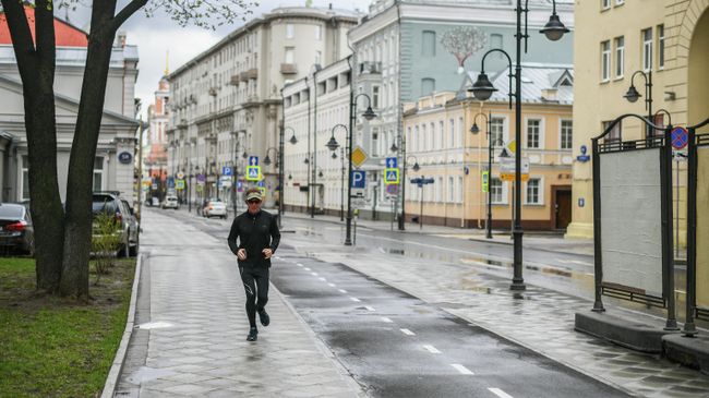 Мужчина во время пробежки по Пятницкой улице в Москве Мужчина во время пробежки по Пятницкой улице в Москве