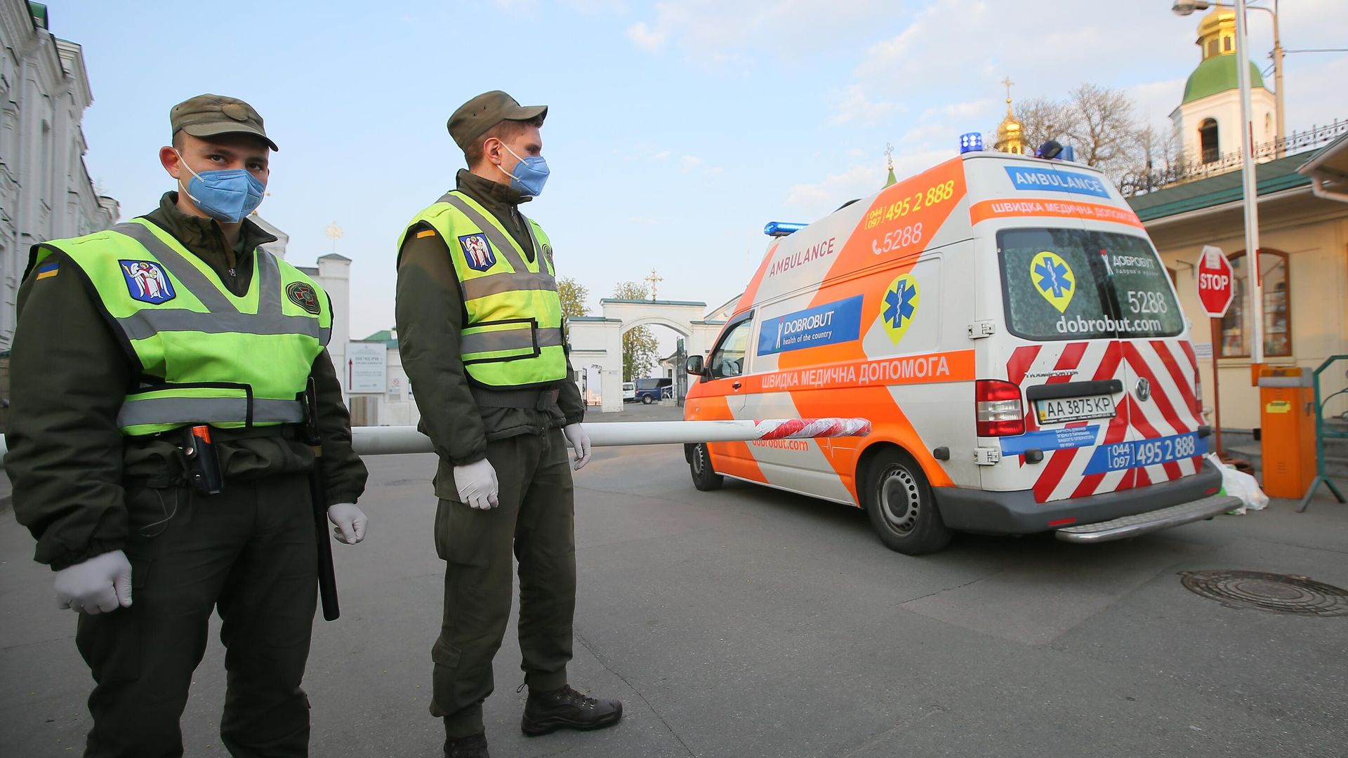Сотрудники Национальной гвардии Украины и автомобиль скорой помощи у Киево-Печерской лавры Сотрудники Национальной гвардии Украины и автомобиль скорой помощи у Киево-Печерской лавры - РИА Новости, 1920, 03.11.2020