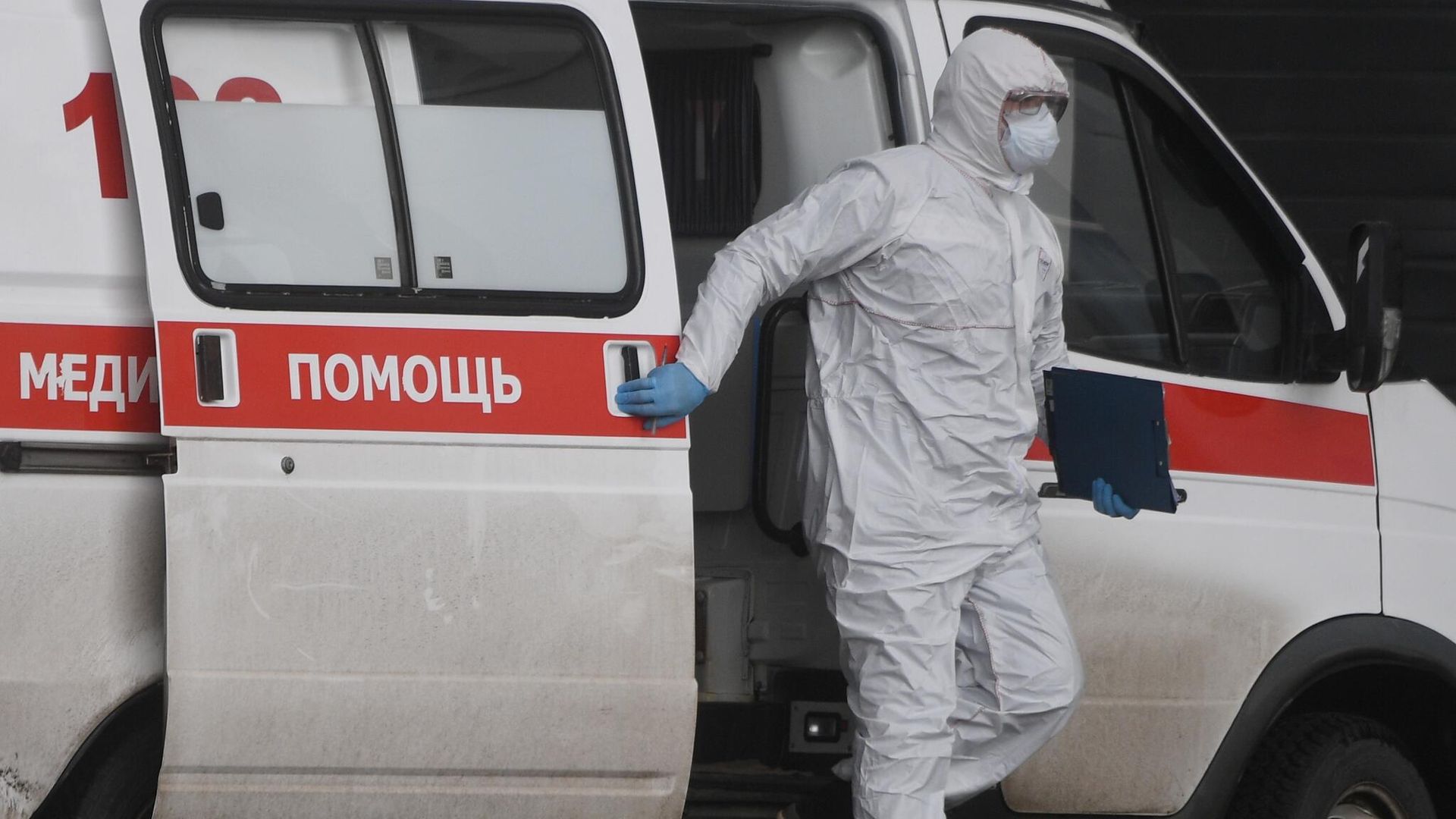 Медицинский работник на территории Московского карантинного центра по коронавирусу в Коммунарке Медицинский работник на территории Московского карантинного центра по коронавирусу в Коммунарке - РИА Новости, 1920, 11.12.2020