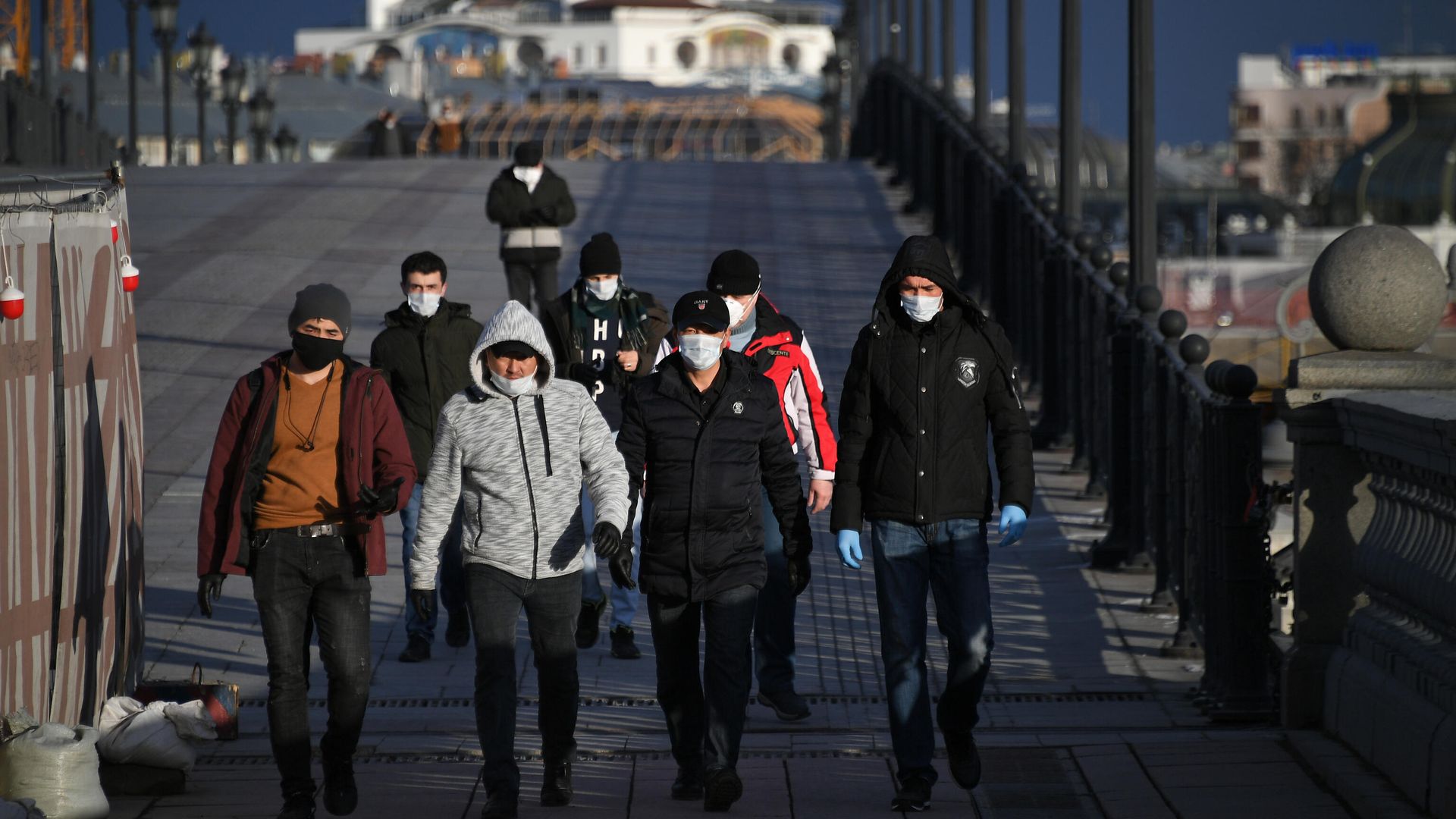 Пешеходы на Патриаршем мосту в Москве Пешеходы на Патриаршем мосту в Москве - РИА Новости, 1920, 16.04.2021