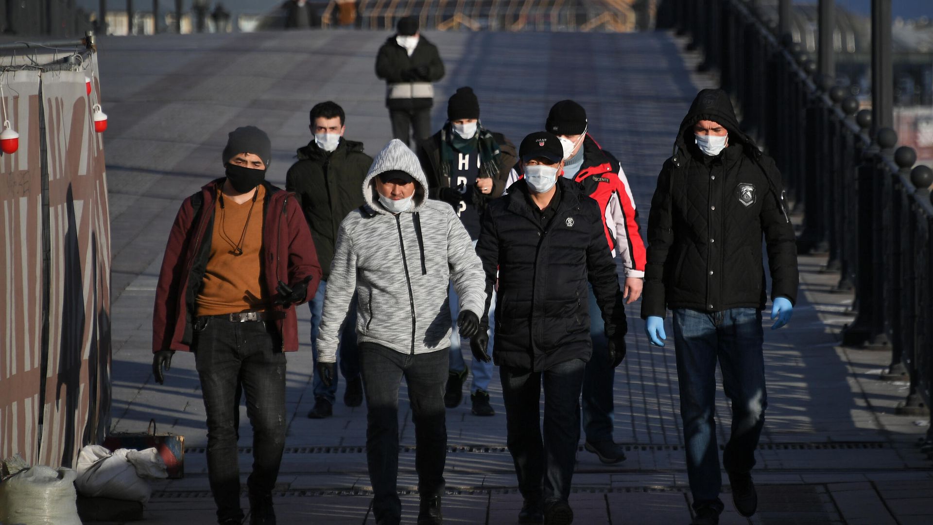Пешеходы на Патриаршем мосту в Москве Пешеходы на Патриаршем мосту в Москве - РИА Новости, 1920, 16.12.2020