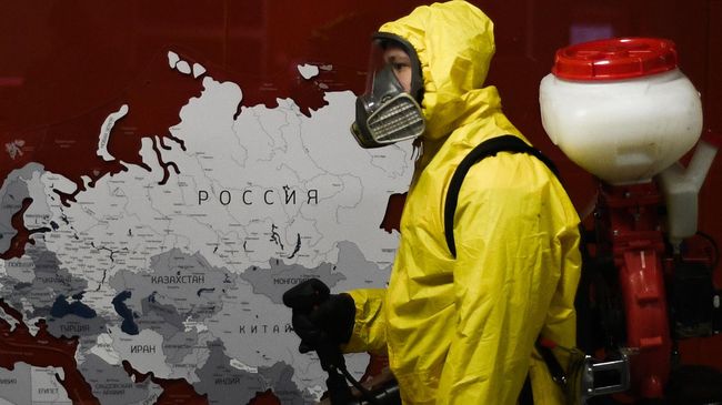 Сотрудник центра по проведению спасательных операций особого риска Лидер МЧС РФ проводит обработку помещений Ярославского вокзала в Москве Сотрудник центра по проведению спасательных операций особого риска Лидер МЧС РФ проводит обработку помещений Ярославского вокзала в Москве