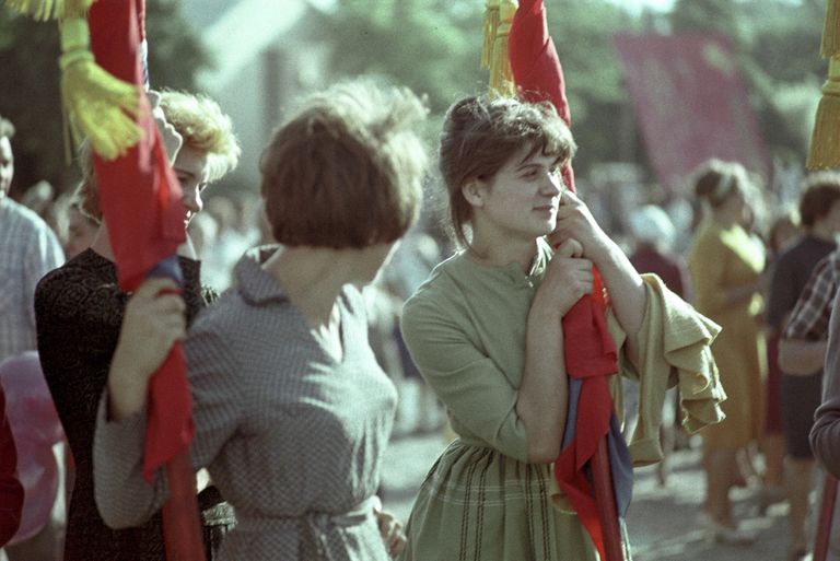 Молдавская ССР. Тираспольская швейная фабрика имени 40-летия ВЛКСМ. Ткачихи фабрики на праздновании дня международной солидарности трудящихся