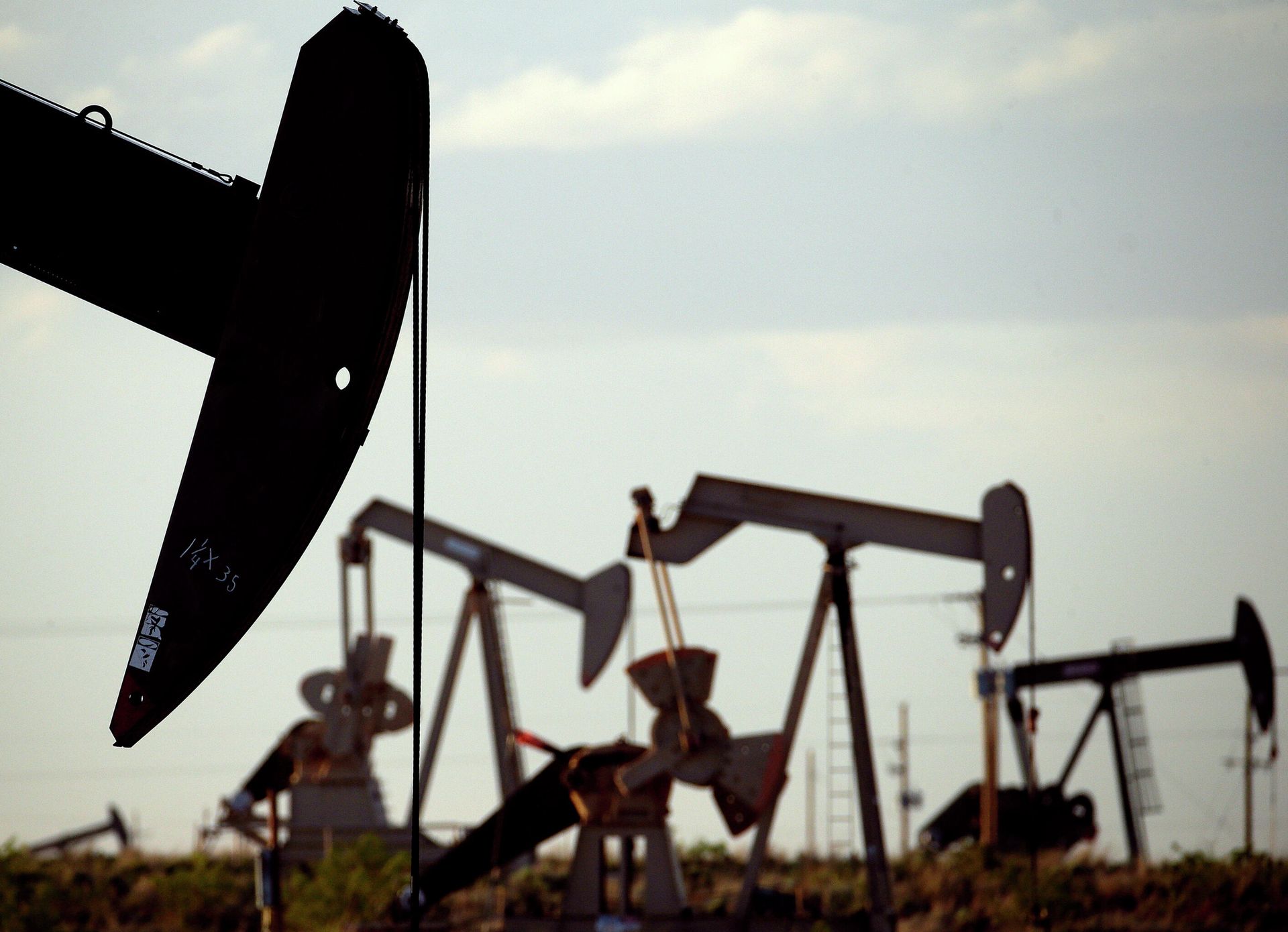Нефтяные станки-качалки на месторождении недалеко от Ловингтона, штат Нью-Мексико Нефтяные станки-качалки на месторождении недалеко от Ловингтона, штат Нью-Мексико - РИА Новости, 1920, 17.06.2021