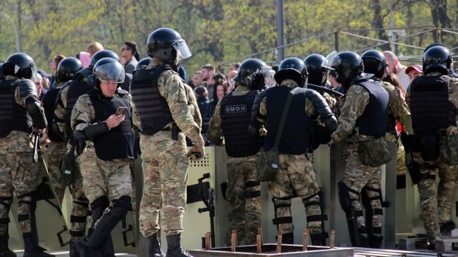 Сотрудники полиции во время митинга во Владикавказе Сотрудники полиции во время митинга во Владикавказе