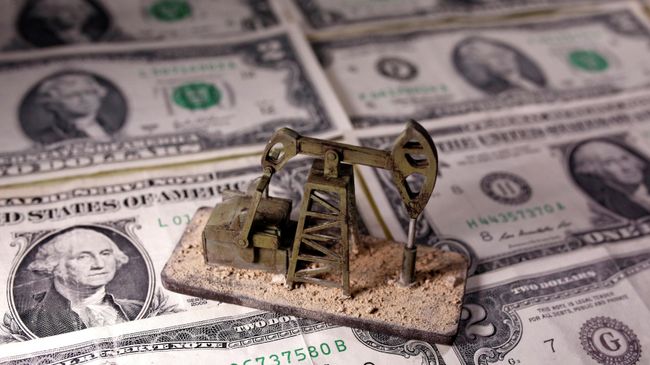 Нефтяной станок-качалка на фоне долларовых банкнот Нефтяной станок-качалка на фоне долларовых банкнот
