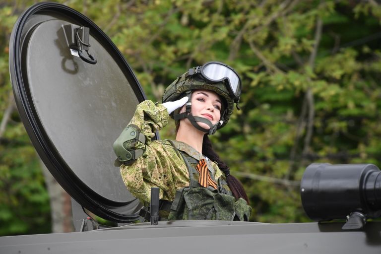Военнослужащий на военном параде в Севастополе, посвященном 74-й годовщине Победы в Великой Отечественной войне