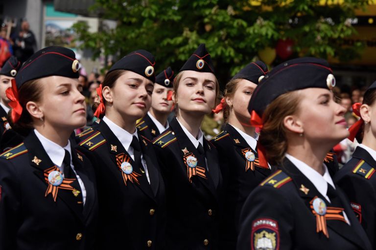 Девушки-курсанты во время военного парада, посвященного 72-й годовщине Победы в Великой Отечественной войне 1941-1945 годов, в Симферополе