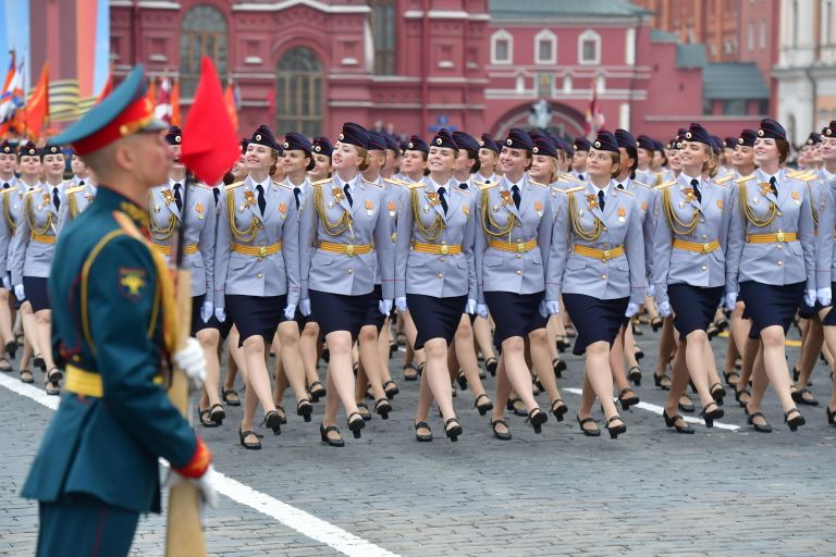 Девушки-курсанты Московского университета Министерства внутренних дел РФ имени В. Я. Кикотя на военном параде на Красной площади