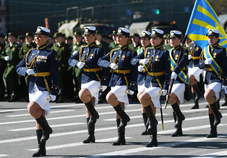 Парадные расчеты военнослужащих на военном параде в Санкт-Петербурге