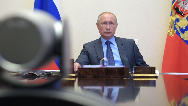 Президент РФ Владимир Путин во время встречи в режиме видеоконференции с губернатором Приморского края Олегом Кожемяко Президент РФ Владимир Путин во время встречи в режиме видеоконференции с губернатором Приморского края Олегом Кожемяко
