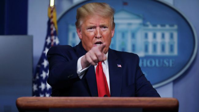 Президент США Дональд Трамп во время ежедневного брифинга по коронавирусу в Белом доме. 20 апреля 2020 Президент США Дональд Трамп во время ежедневного брифинга по коронавирусу в Белом доме. 20 апреля 2020