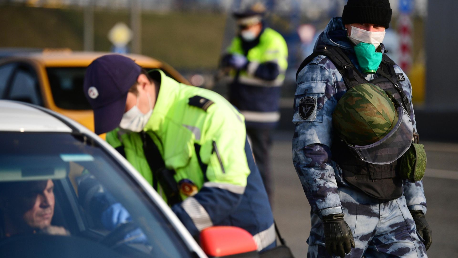 Сотрудник Московской административной дорожной инспекции на блокпосту на въезде в Москву - РИА Новости, 1920, 08.10.2020