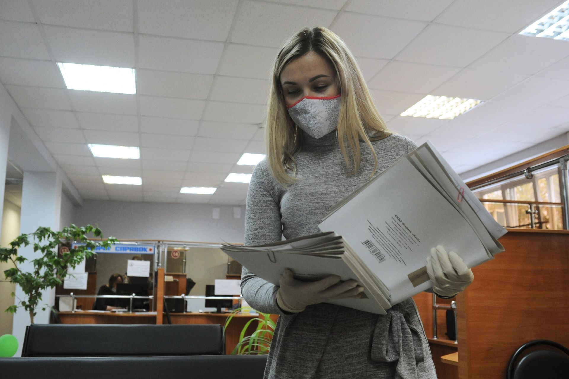 Сотрудница Центра занятости населения в Тамбове Сотрудница Центра занятости населения в Тамбове - РИА Новости, 1920, 11.02.2022