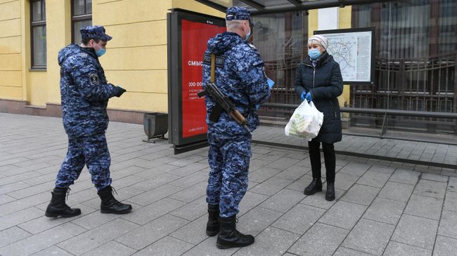 Сотрудники Росгвардии проверяют цифровой пропуск у женщины в Москве Сотрудники Росгвардии проверяют цифровой пропуск у женщины в Москве