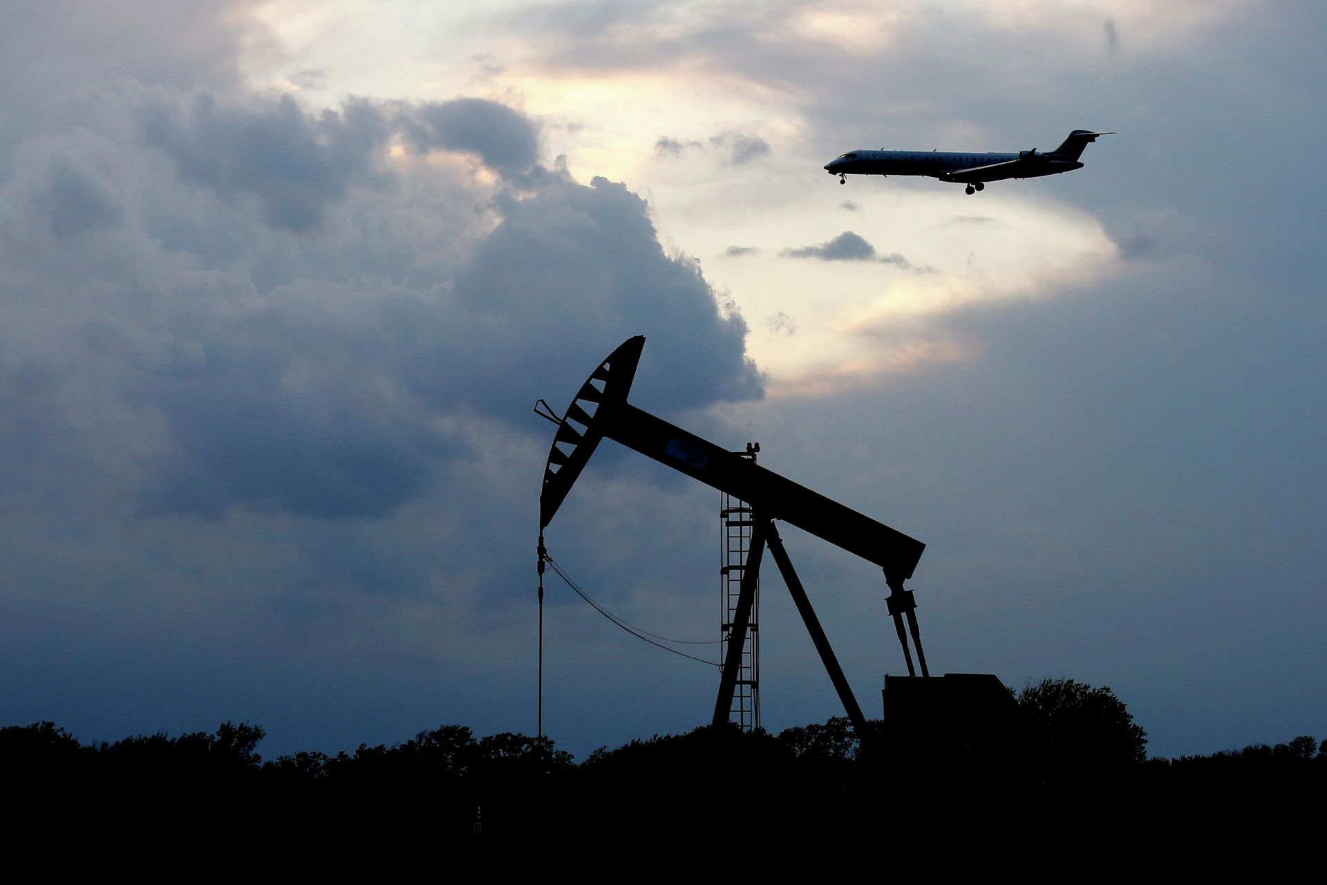 Нефтяной станок-качалка в Оклахома-Сити Нефтяной станок-качалка в Оклахома-Сити - РИА Новости, 1920, 20.03.2026