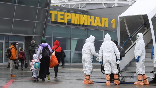 Сотрудники Роспотребназора Республики Татарстан встречают пассажиров самолета Сотрудники Роспотребназора Республики Татарстан встречают пассажиров самолета
