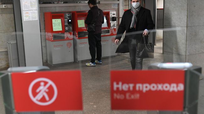 Пассажир у турникета на станции метро Сходненская в Москве Пассажир у турникета на станции метро Сходненская в Москве