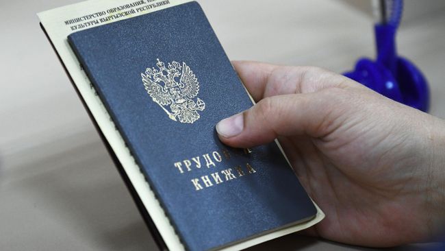 Сотрудница Центра занятости населения Ленинского района в Новосибирске держит в руках документы посетителя
