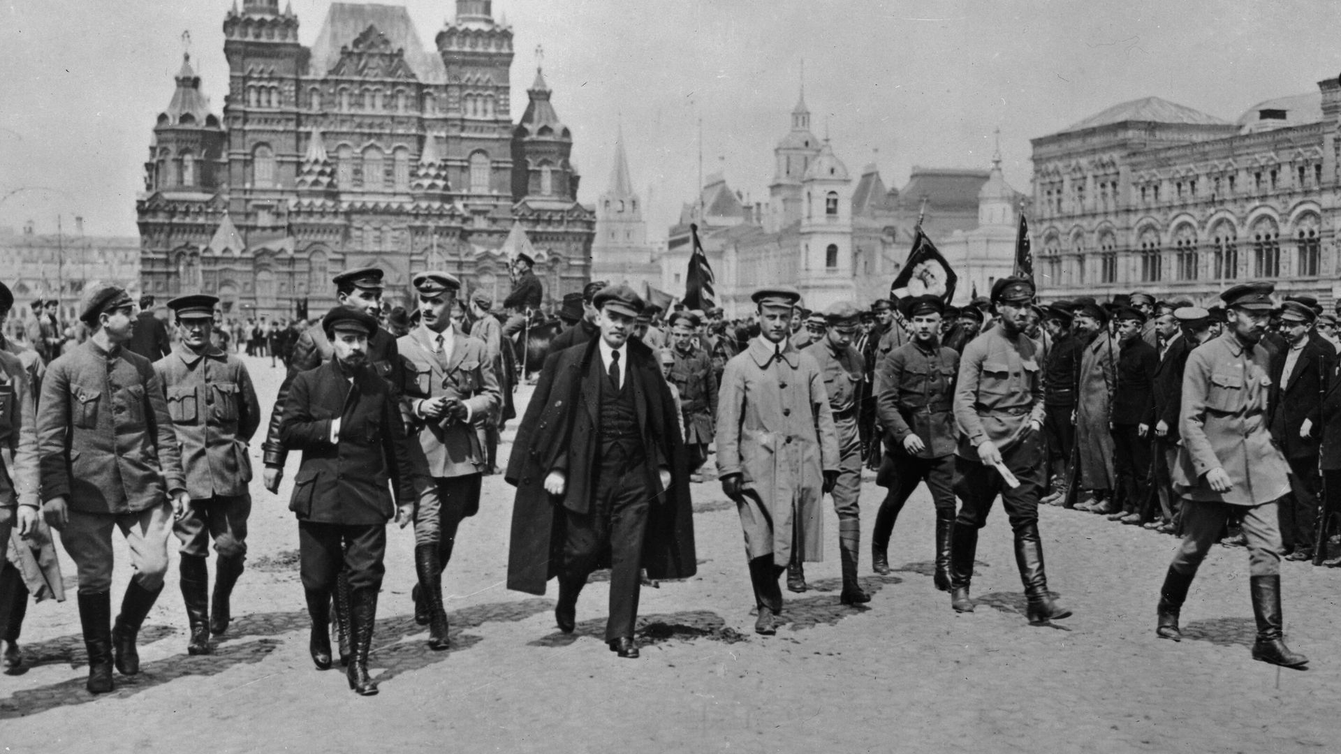 Владимир Ильич Ленин с группой командиров обходит строй войск на Красной площади Владимир Ильич Ленин с группой командиров обходит строй войск на Красной площади - РИА Новости, 1920, 05.12.2021