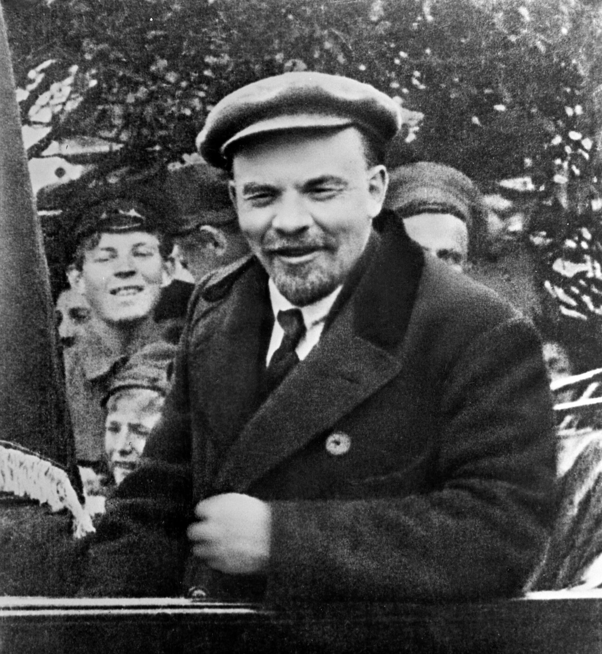 Владимир Ильич Ленин в автомобиле перед отъездом с Красной площади в День международной солидарности трудящихся. 1919 год Владимир Ильич Ленин в автомобиле перед отъездом с Красной площади в День международной солидарности трудящихся. 1919 год - РИА Новости, 1920, 10.04.2026