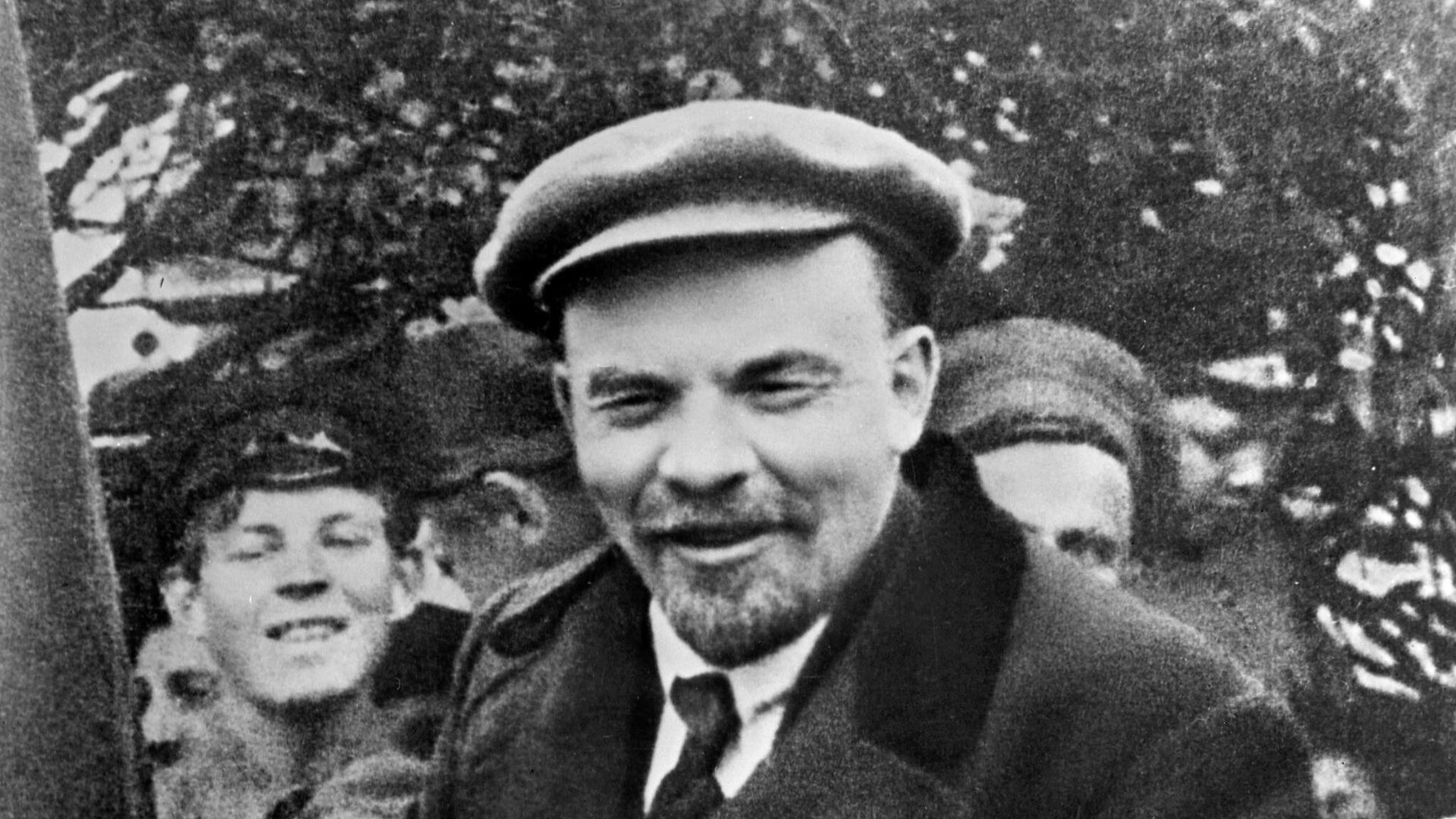Владимир Ильич Ленин в автомобиле перед отъездом с Красной площади в День международной солидарности трудящихся, 1919 год Владимир Ильич Ленин в автомобиле перед отъездом с Красной площади в День международной солидарности трудящихся, 1919 год - РИА Новости, 1920, 28.08.2025