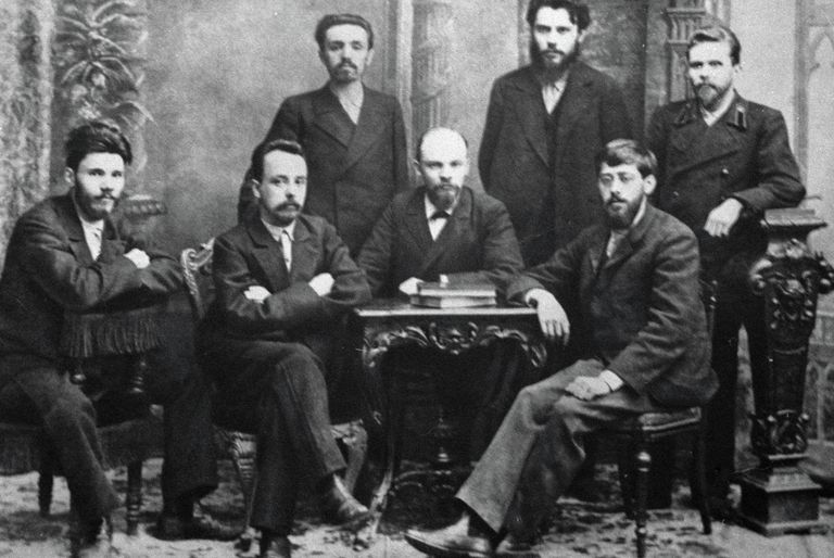 Владимир Ильич Ленин (в первом ряду второй справа) среди руководящих деятелей петербургской организации Союз борьбы за освобождение рабочего класса Владимир Ильич Ленин (в первом ряду второй справа) среди руководящих деятелей петербургской организации Союз борьбы за освобождение рабочего класса