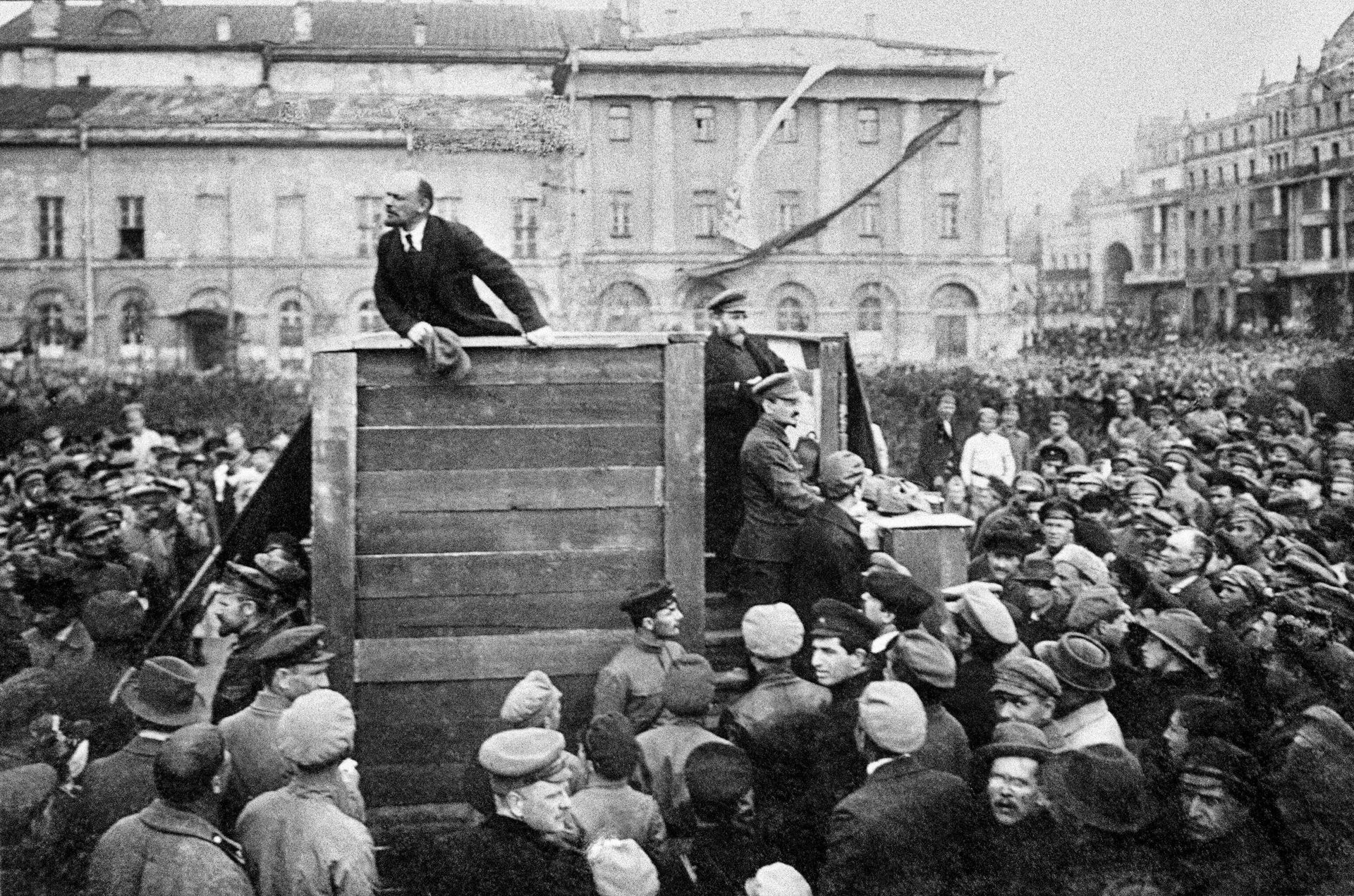 Владимир Ильич Ленин выступает с речью на площади Свердлова (Театральная площадь) Владимир Ильич Ленин выступает с речью на площади Свердлова (Театральная площадь) - РИА Новости, 1920, 06.12.2021
