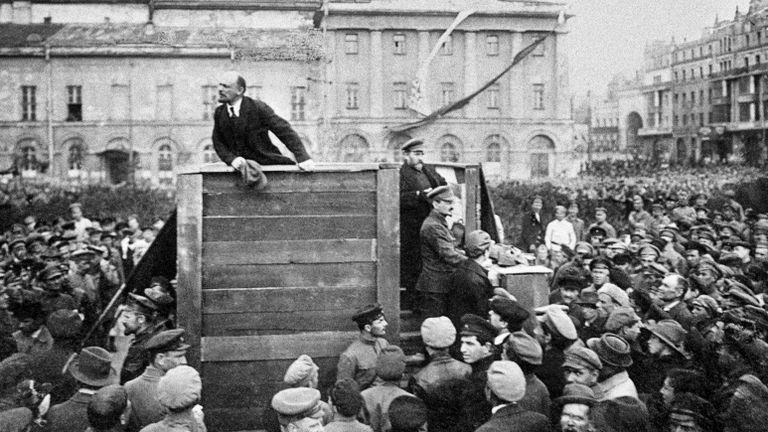 Владимир Ильич Ленин выступает с речью на площади Свердлова (Театральная площадь) Владимир Ильич Ленин выступает с речью на площади Свердлова (Театральная площадь)