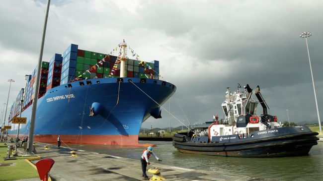 Работник Панамского канала стыкует китайский контейнеровоз Cosco Работник Панамского канала стыкует китайский контейнеровоз Cosco