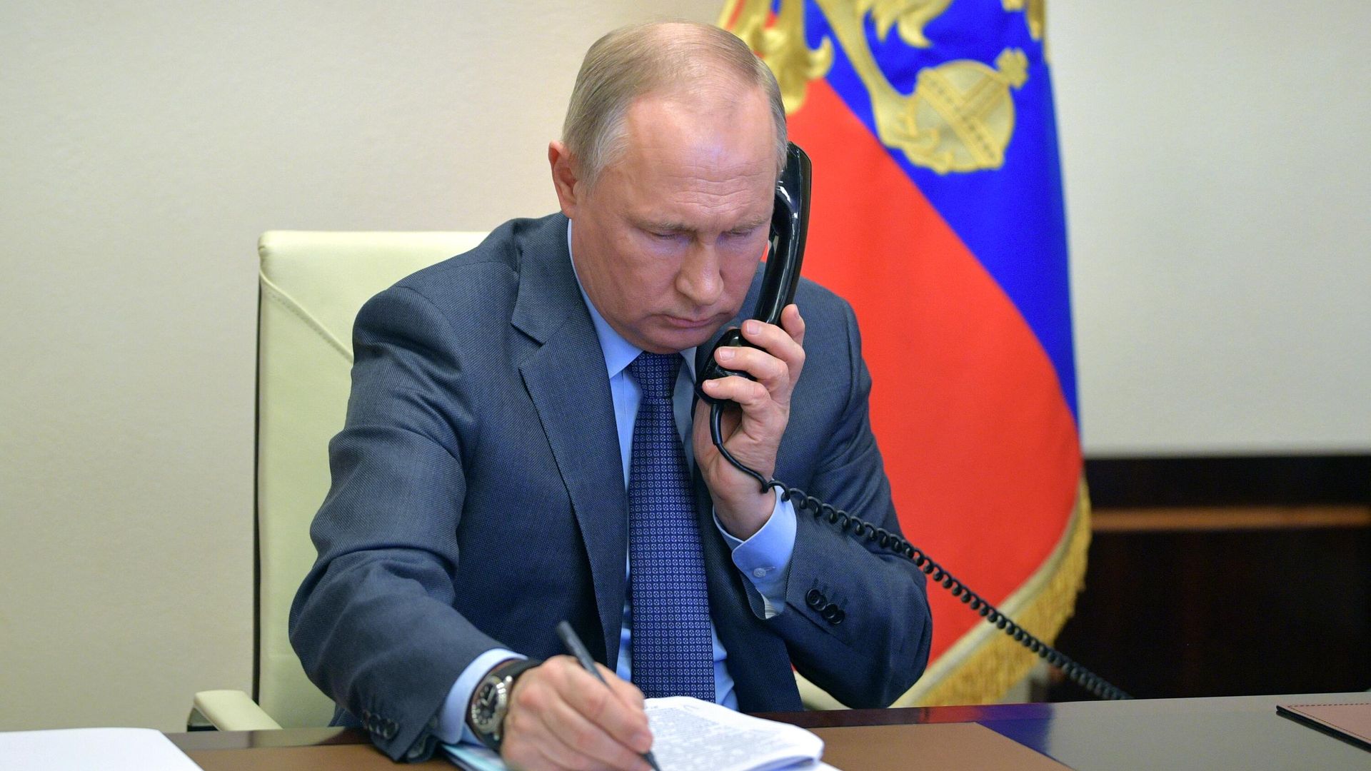 Президент РФ Владимир Путин во время встречи в режиме видеоконференции с губернатором Воронежской области Александром Гусевым Президент РФ Владимир Путин во время встречи в режиме видеоконференции с губернатором Воронежской области Александром Гусевым - РИА Новости, 1920, 14.10.2020