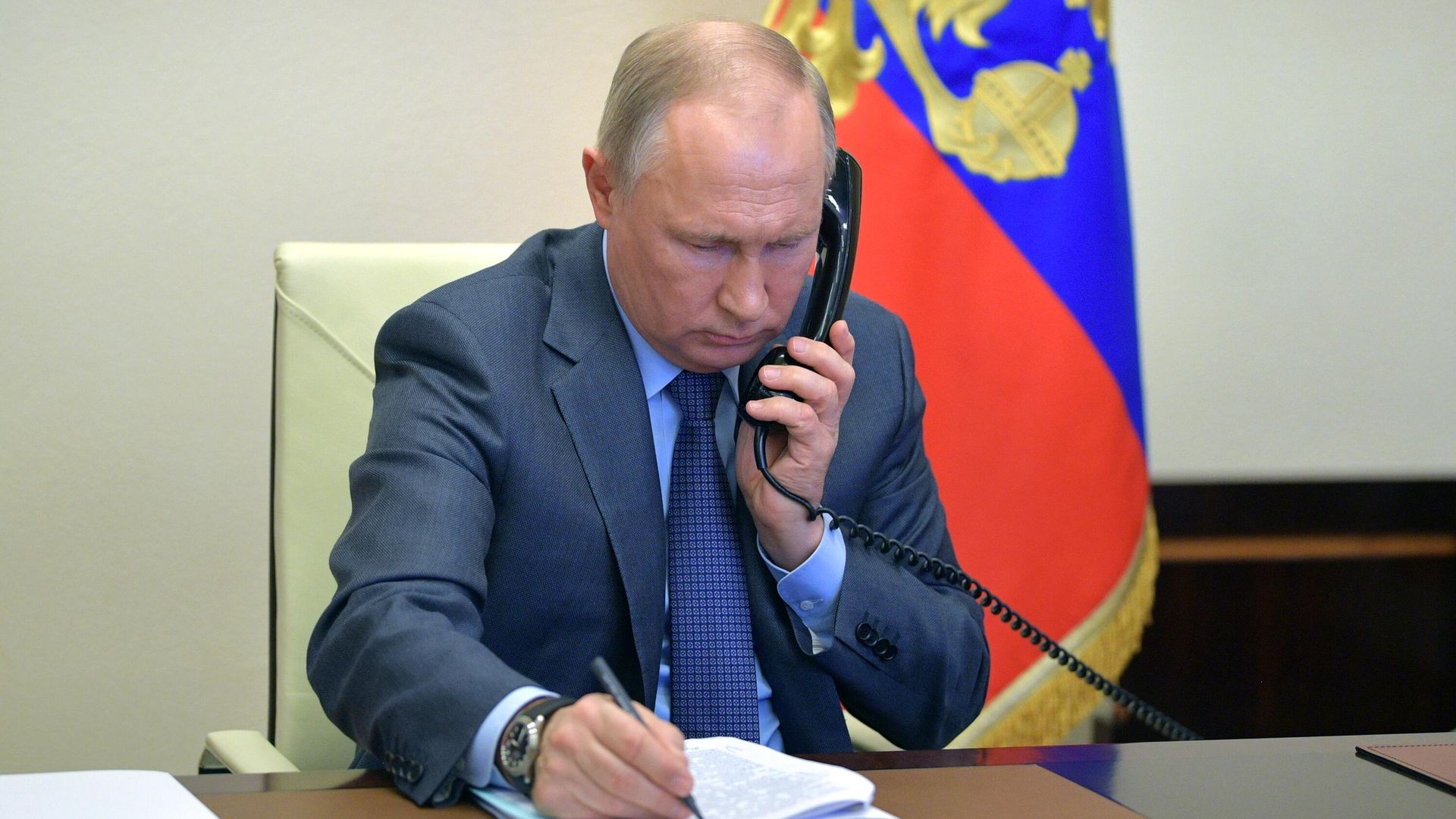Президент РФ Владимир Путин во время встречи в режиме видеоконференции с губернатором Воронежской области Александром Гусевым - РИА Новости, 1920, 22.03.2021