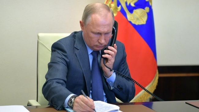Президент РФ Владимир Путин во время встречи в режиме видеоконференции с губернатором Воронежской области Александром Гусевым Президент РФ Владимир Путин во время встречи в режиме видеоконференции с губернатором Воронежской области Александром Гусевым