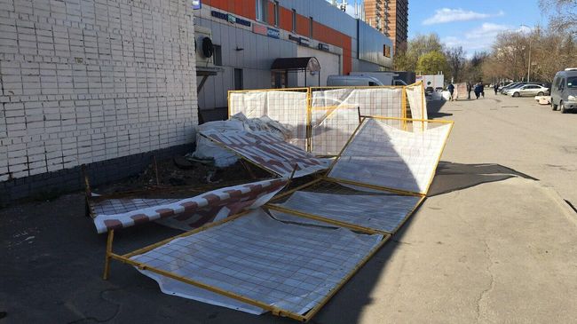 Последствия сильного ветра в Москве Последствия сильного ветра в Москве