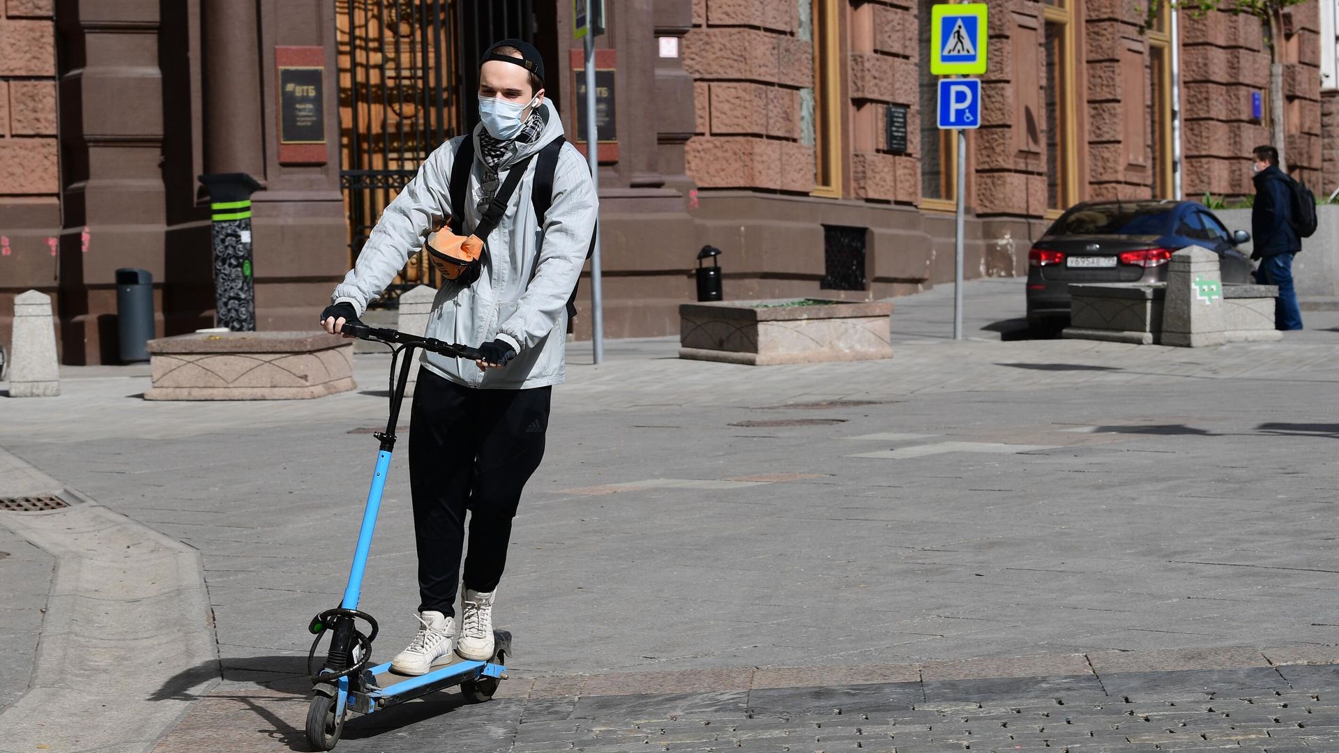 Молодой человек в защитной маске на самокате на улице Кузнецкий мост в Москве Молодой человек в защитной маске на самокате на улице Кузнецкий мост в Москве - РИА Новости, 1920, 18.11.2020