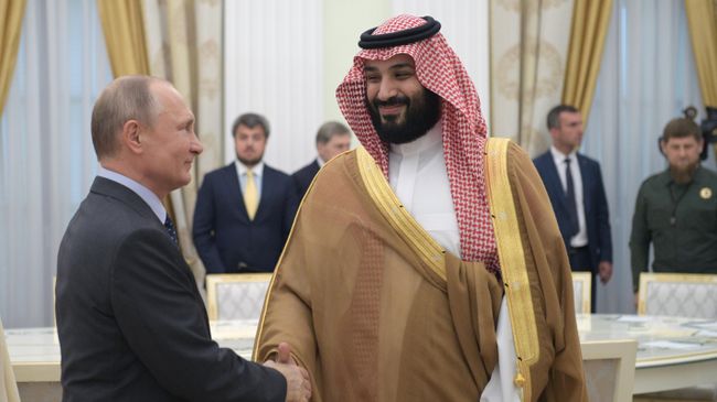 Президент РФ Владимир Путин и наследный принц Саудовской Аравии, второй заместитель премьер-министра и министр обороны Мухаммед ибн Салман Аль Сауд