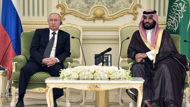Президент РФ Владимир Путин и наследный принц Саудовской Аравии, министр обороны королевства Саудовская Аравия Мухаммед бен Сальман аль Сауд  