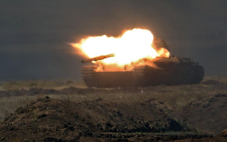 Макет танка, подбитый в ходе основного этапа военных маневров Макет танка, подбитый в ходе основного этапа военных маневров