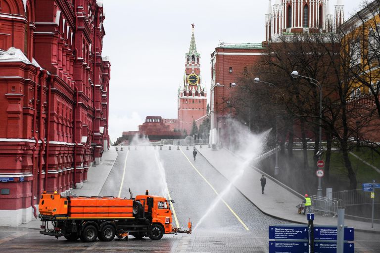 Автомобиль коммунальных служб дезинфицирует дороги и тротуары у Красной площади в Москве Автомобиль коммунальных служб дезинфицирует дороги и тротуары у Красной площади в Москве