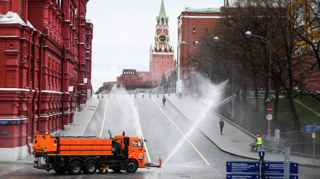 Автомобиль коммунальных служб дезинфицирует дороги и тротуары у Красной площади в Москве Автомобиль коммунальных служб дезинфицирует дороги и тротуары у Красной площади в Москве