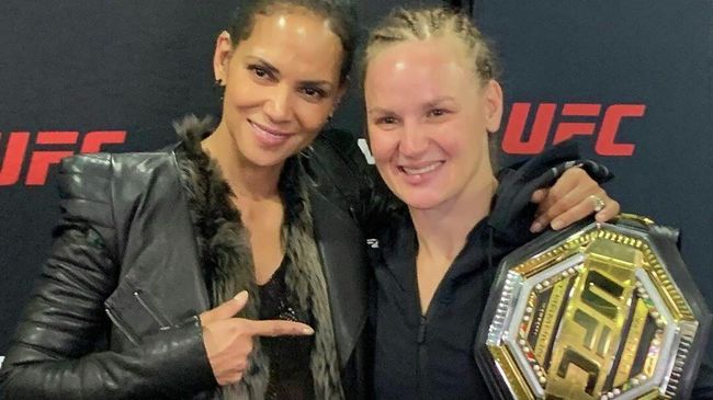 Актриса Холли Берри (слева) и боец UFC Валентина Шевченко