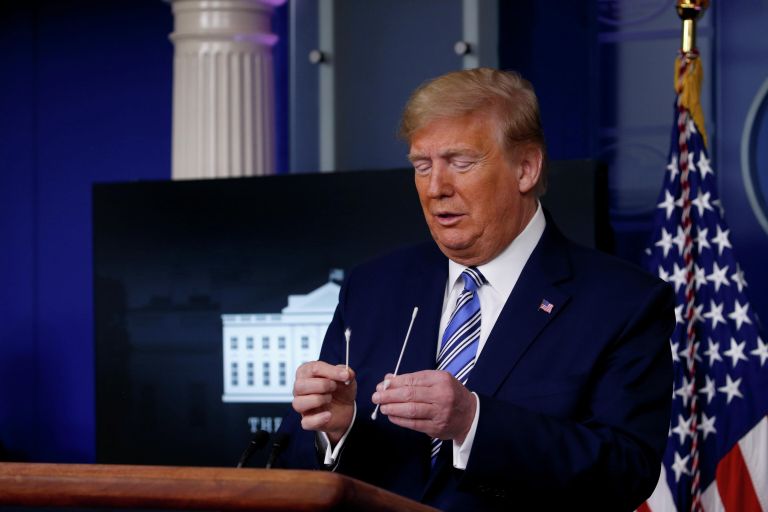 Президент США Дональд Трамп сравнивает обычную ватную палочку с палочкой для забора материала для теста на коронавирус во время ежедневного брифинга Президент США Дональд Трамп сравнивает обычную ватную палочку с палочкой для забора материала для теста на коронавирус во время ежедневного брифинга
