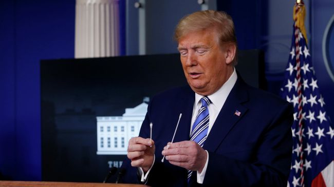 Президент США Дональд Трамп сравнивает обычную ватную палочку с палочкой для забора материала для теста на коронавирус во время ежедневного брифинга Президент США Дональд Трамп сравнивает обычную ватную палочку с палочкой для забора материала для теста на коронавирус во время ежедневного брифинга